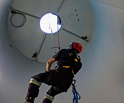 Mann hängt im Silo am Trainingsturm Marktsteft