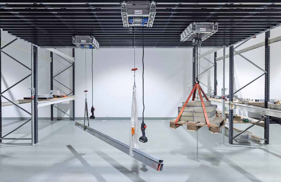 CeiliX InfinityCrane System im Lager – Lastaufnahme über Deckenmodul mit freier Navigation