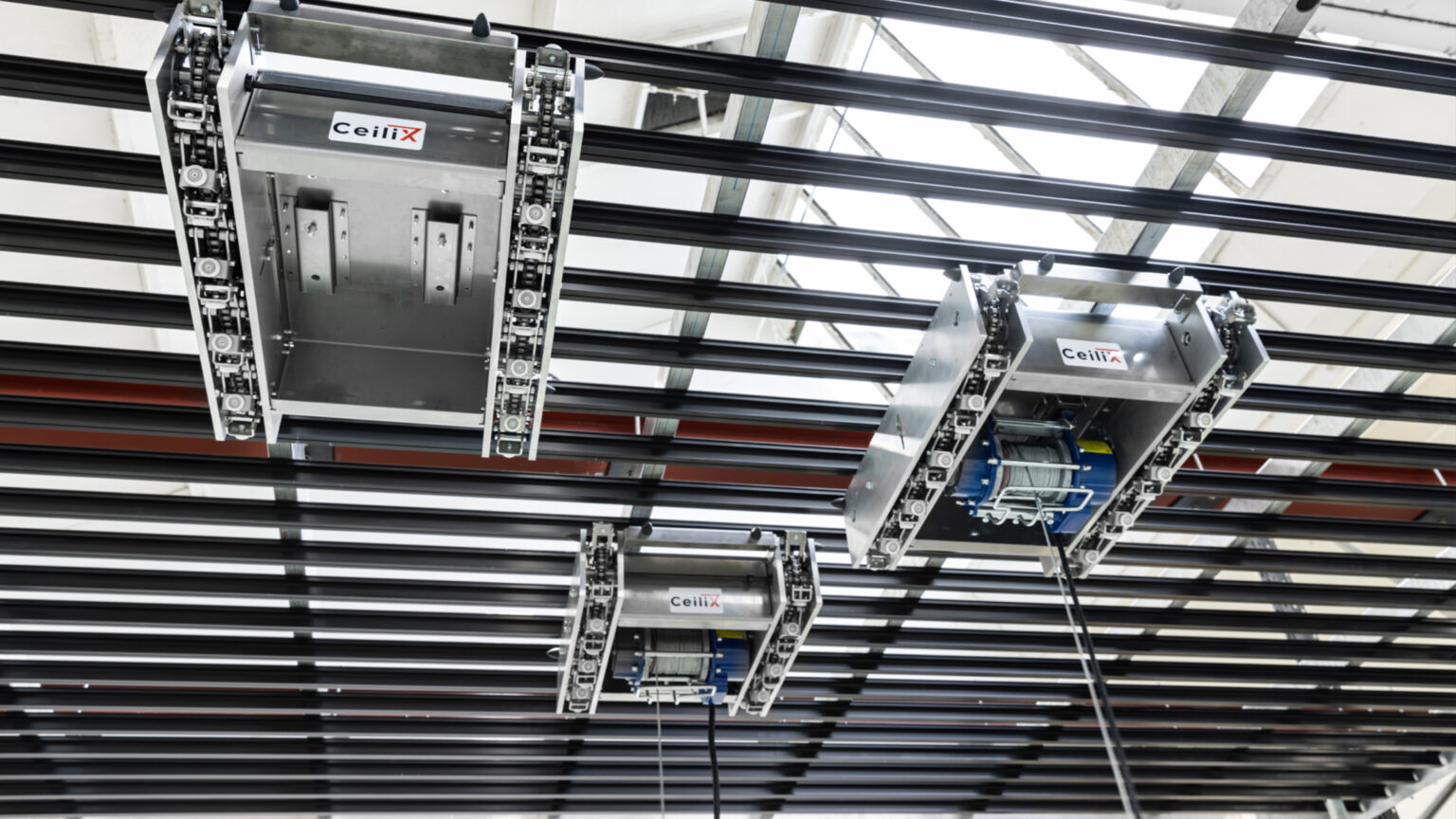 InfinityCrane von CeiliX im Einsatz – flexibler Deckenkran für innerbetriebliche Logistik mit 360-Grad-Bewegung