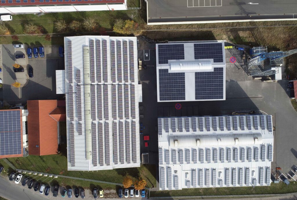 Luftaufnahme des Wiedenmann Seile Stammsitzes in Marktsteft mit Solaranlagen auf den Hallendächern.