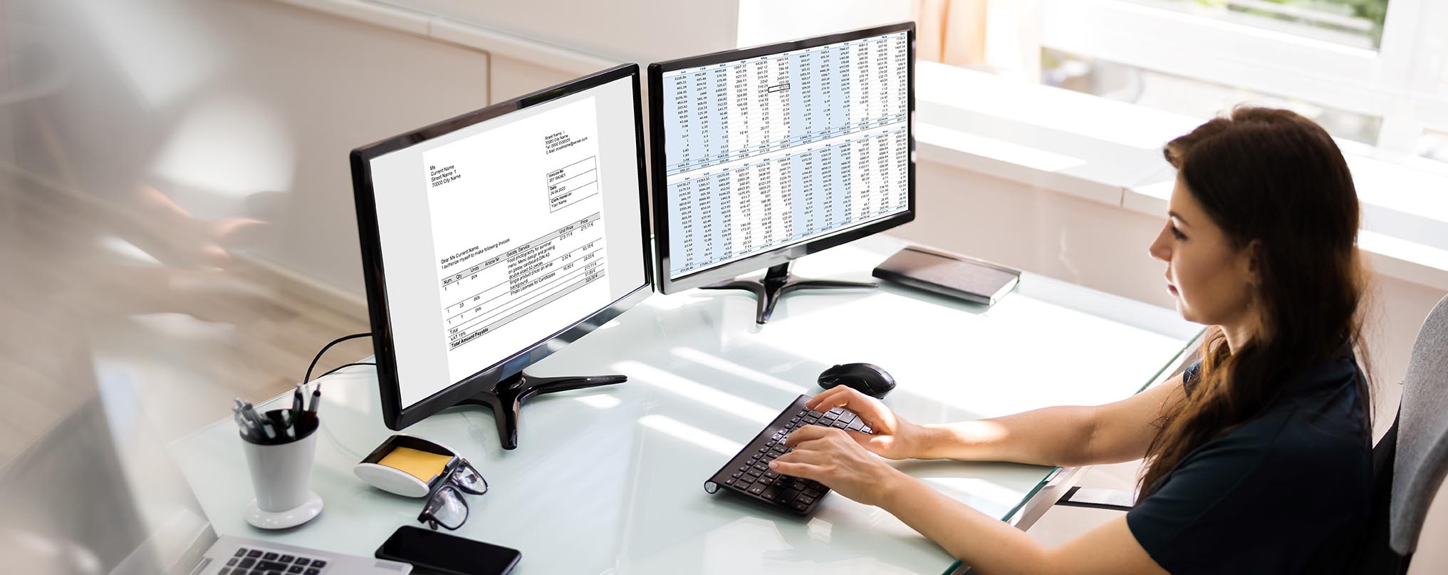 Mitarbeiterin am PC