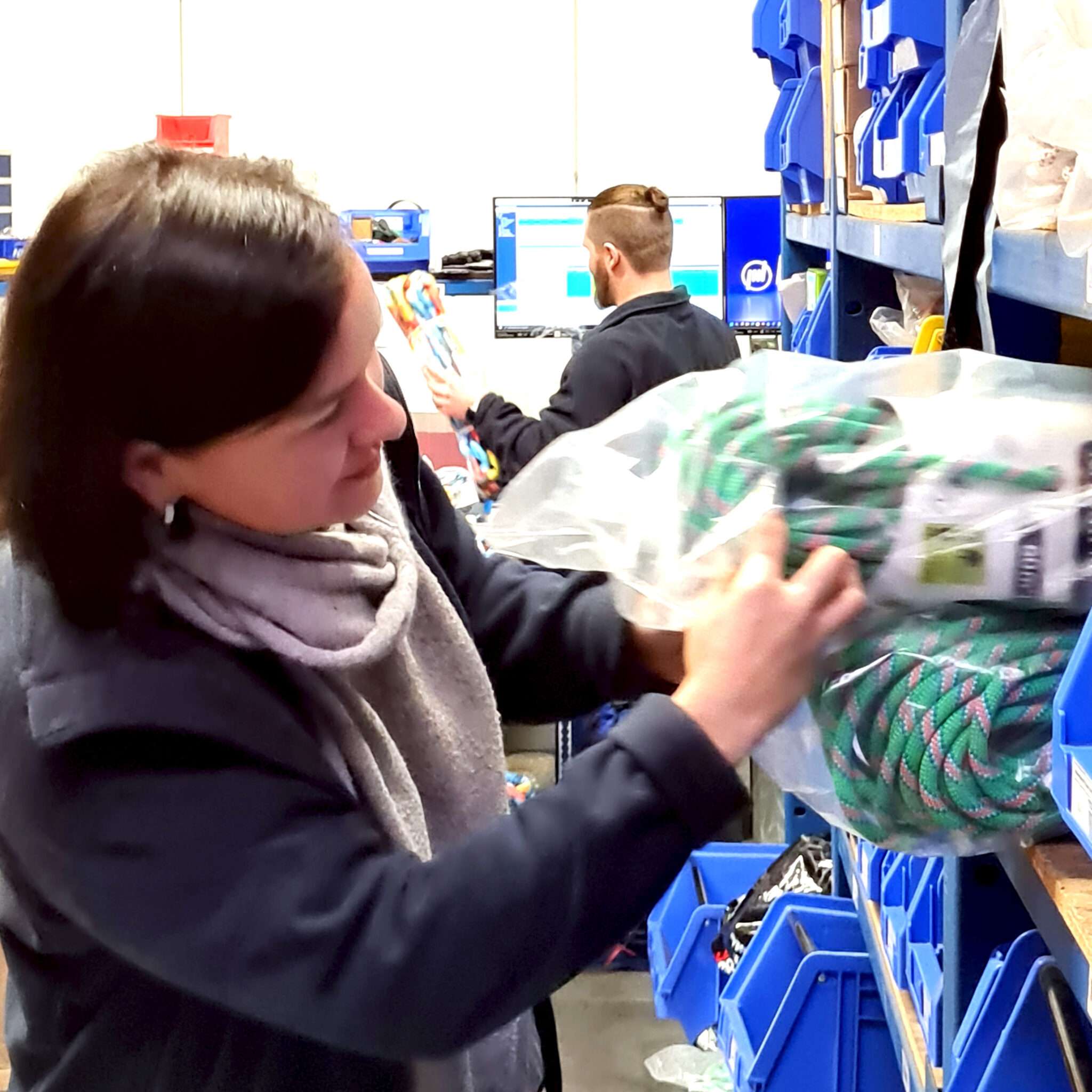 Logistik - Mitarbeiterin lagert Texora Schlingen ein