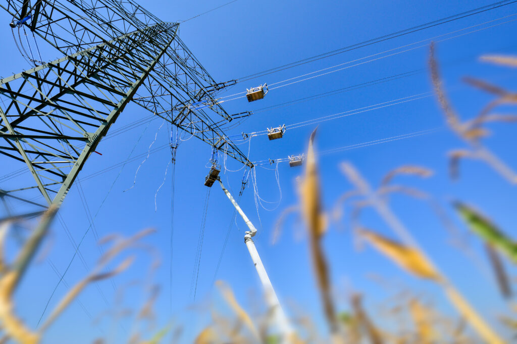 Seilzug und Stringing von Leiterseilen an einem Freileitungsmast