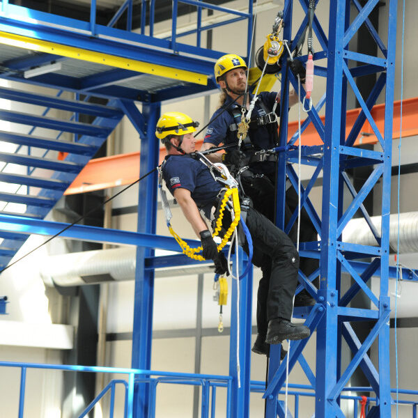 Arbeiten in der Höhe mit PSAgA an einer Stahlkonstruktion im Freileitungsbau