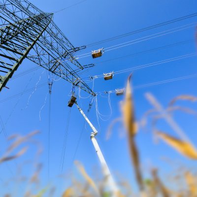 Seilzug und Stringing von Leiterseilen an einem Freileitungsmast