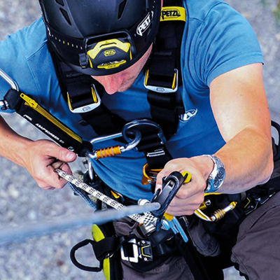 Sicheres Arbeiten in der Höhe – PSAgA-Trainer mit professioneller Schutzausrüstung im Einsatz